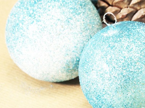 Des décos de sapin pailletées pour Noël (vidéo)