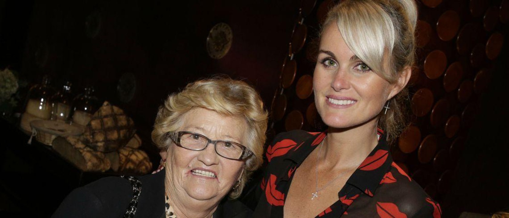 GALA VIDEO - Retrouvailles imminentes de Laeticia Hallyday et d'Elyette Boudou: quand Mamie Rock s'opposait à l'union de sa petite-fille avec Johnny