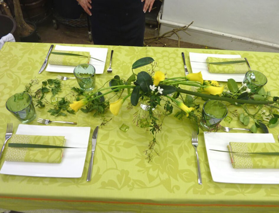 Une table de printemps fleurie