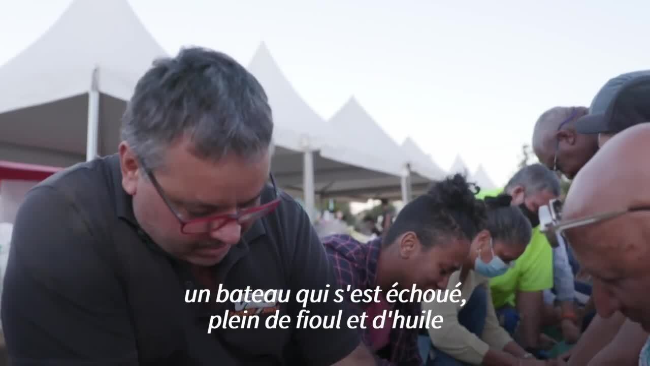 Les Mauriciens se battent pied à pied contre la marée noire