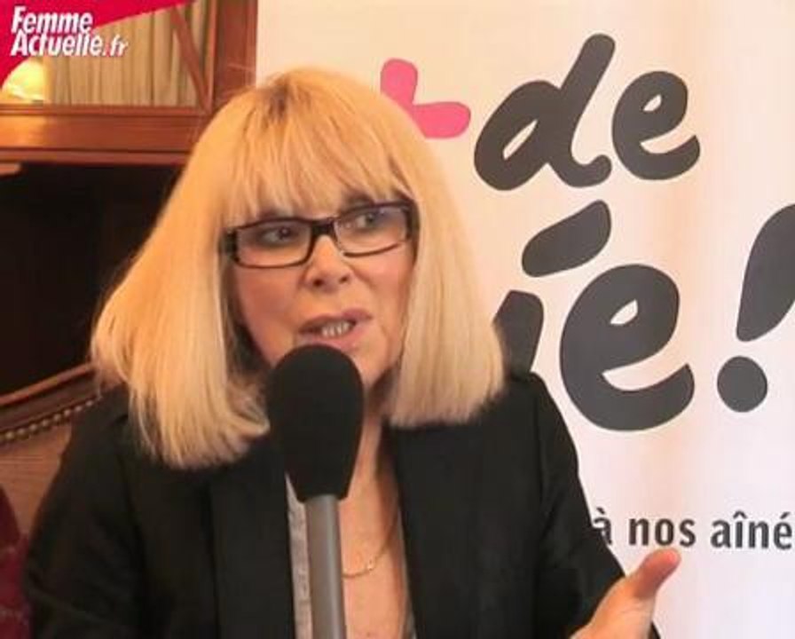 Mireille Darc soutient les personnes âgées