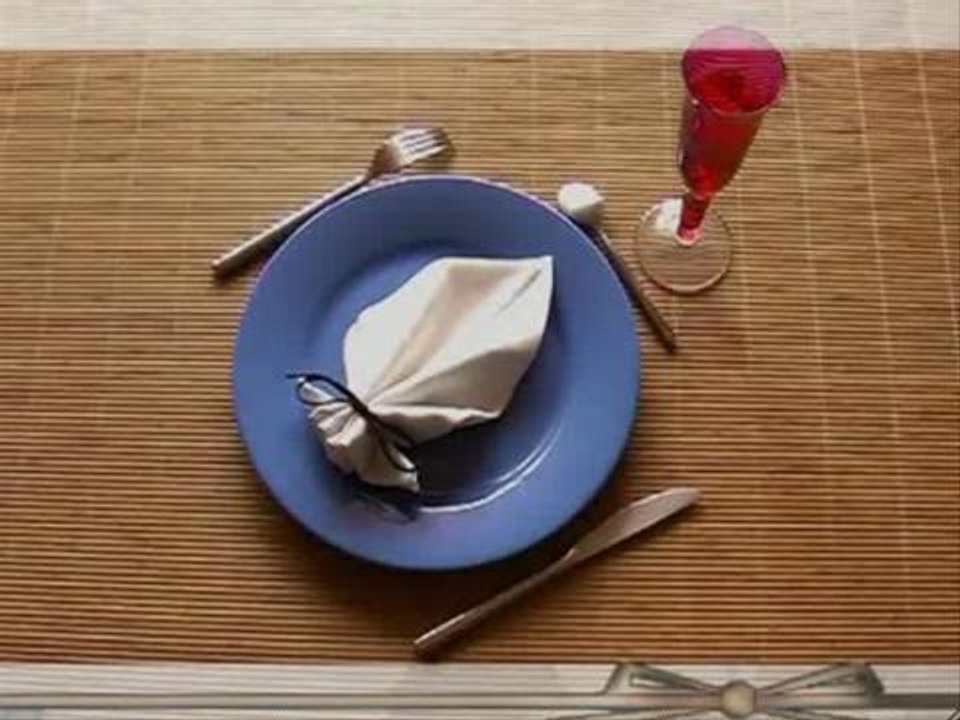 Comment plier une serviette de table en forme de feuille ?