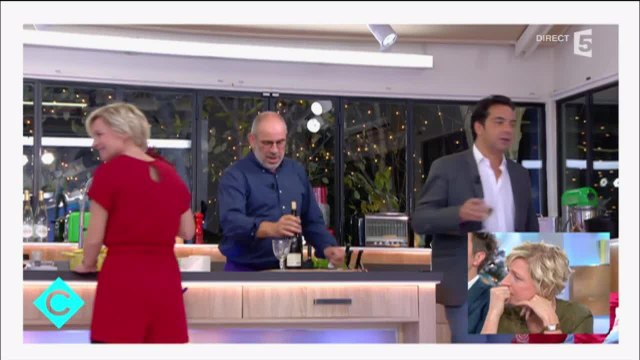 Anne Elisabeth Lemoine et Patrick Cohen boivent dans C à vous