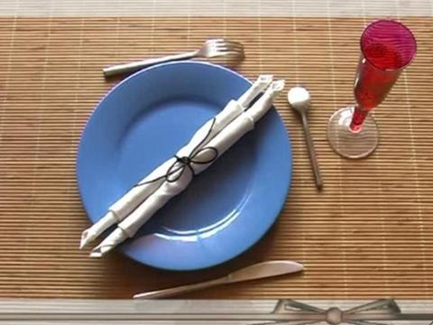 Comment plier une serviette de table en forme de papyrus ?