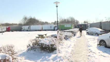 En Bretagne, les routiers bloqués par la neige tempêtent