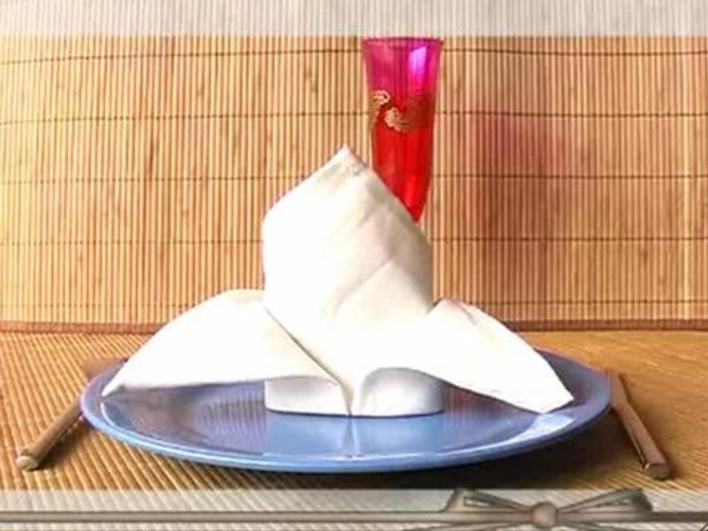 Comment plier une serviette de table en forme de chapeau d'évèque ? - Vidéo  Dailymotion