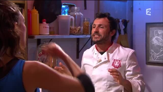 Thierry Olive embrasse sur la bouche Eve Angeli dans Fort Boyard