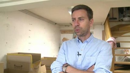 Les enfants s'arrachent les bracelets en élastiques