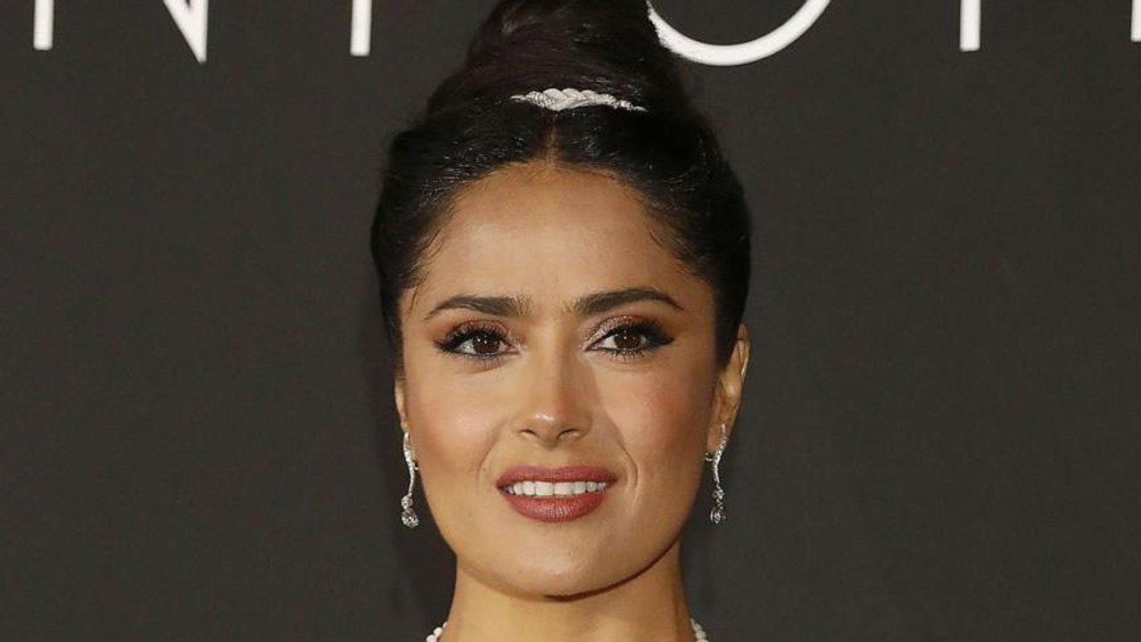 GALA VIDEO A 51 Ans Salma Hayek Affiche Ses Formes En Bikini Et