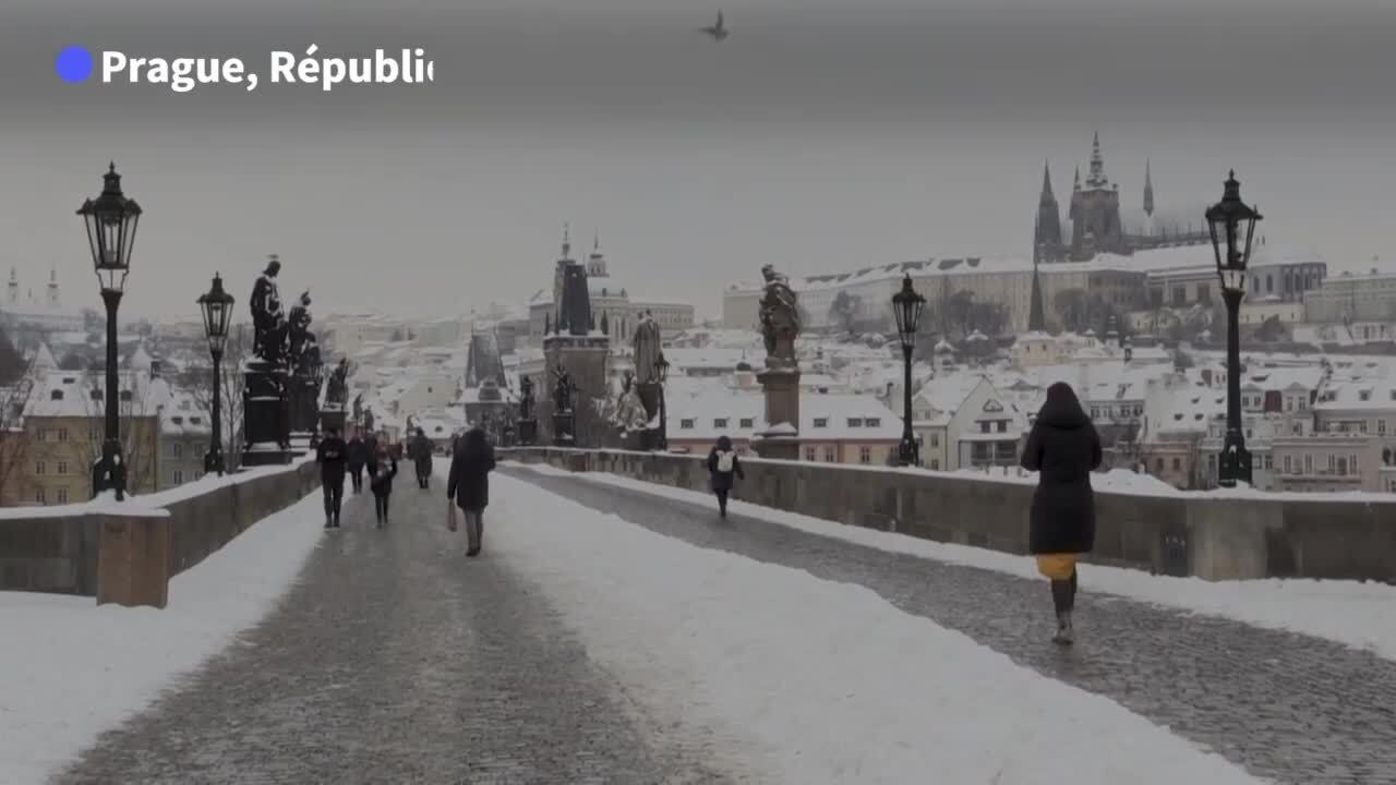 Les Pays-Bas frappés par leur première tempête de neige en 10 ans, l'Europe grelotte