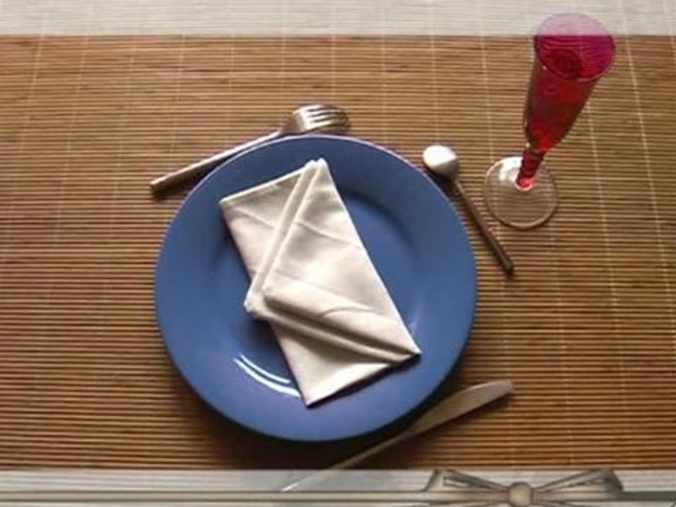 Comment plier une serviette de table en forme d'enveloppe ?