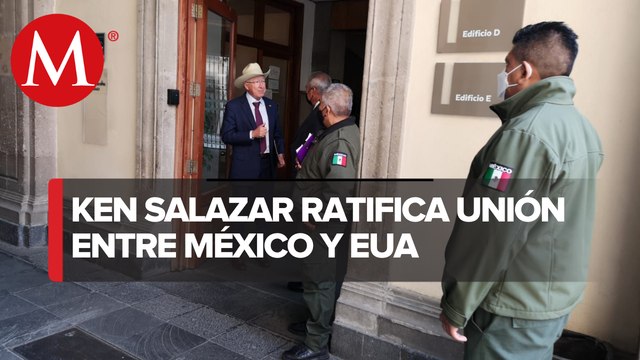 Ken Salazar se reúne con secretario de Hacienda