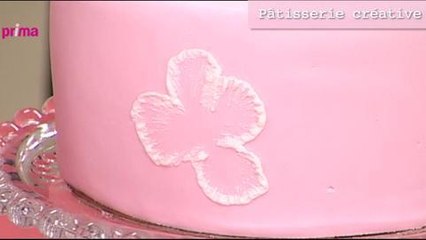 Dessiner des fleurs sur un gateau