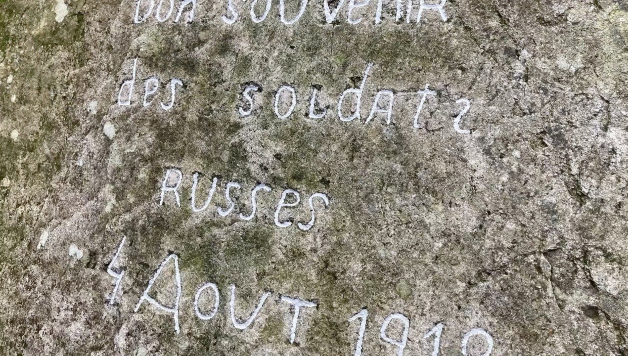 Vosges : un habitant retrouve une pierre gravée par des soldats russes en 1918