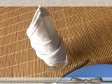 Comment plier une serviette de table en forme de toque ?