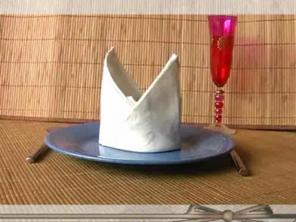 Comment plier une serviette de table en forme de mitre ?