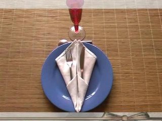 Comment faire d'une serviette de table un étui à couverts ?