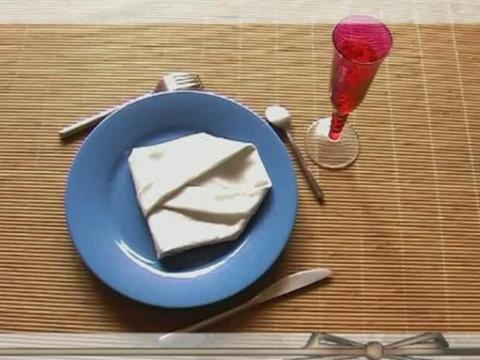 Comment plier une serviette en forme de chemise ?