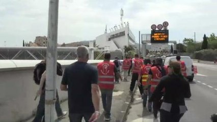 Loi travail: opération "péage gratuit" de la CGT à Marseille