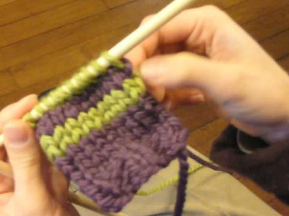 Apprendre à tricoter : faire des rayures de couleur