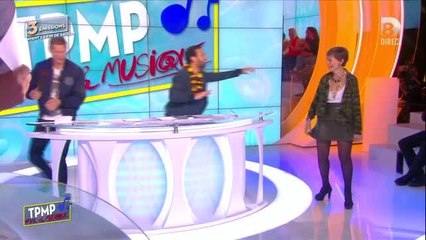 Isabelle Morini-Bosc montre sa culotte dans Touche pas à mon poste