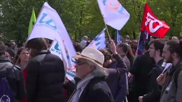 Loi travail: les opposants manifestent aux Invalides