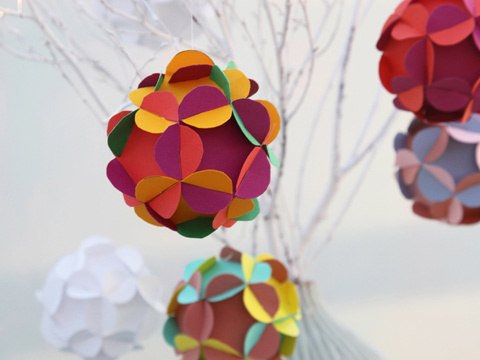 Décorations de Noël : des boules “fleurs” en papier