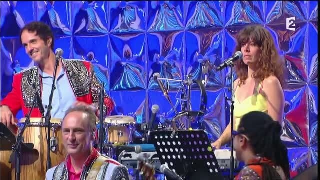 N'oubliez pas les paroles _ deux choristes se disputent en pleine émission.mp4