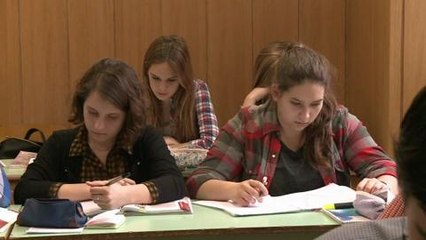 Hongrie: profs et élèves en chemise à carreaux contre Orban