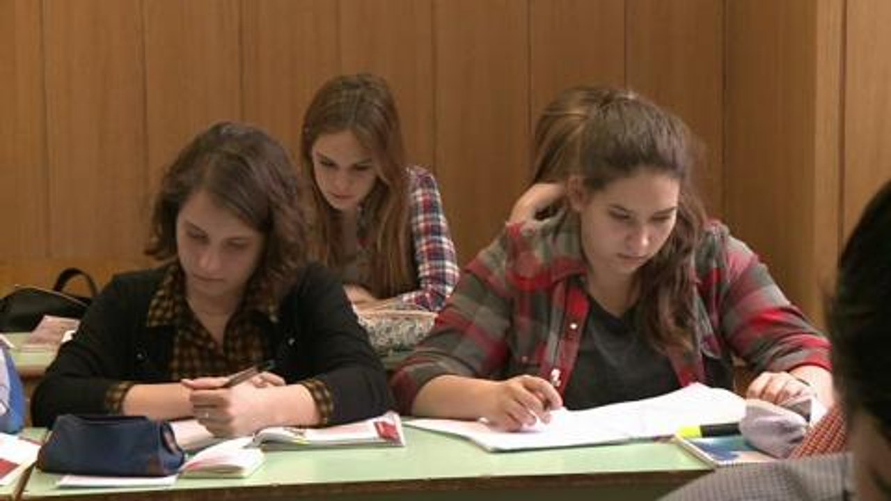 Hongrie: profs et élèves en chemise à carreaux contre Orban