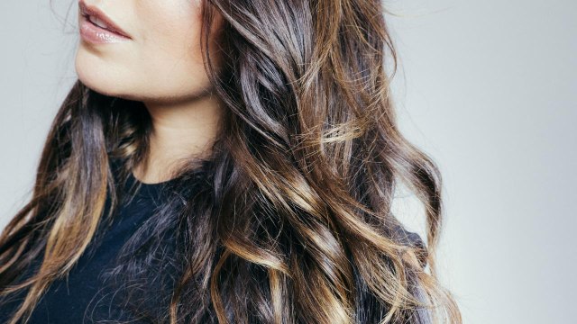 VOICI Le tuto de Ludivine : le masque cheveux maison à l'avocat