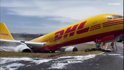 Un avión de carga acaba partido en dos tras un accidente en Costa Rica