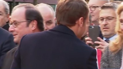 La poignée de main glaciale en Emmanuel Macron et François Hollande