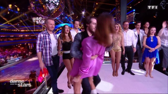 VOICI Karine Ferri piégée par sa robe dans DALS, elle montre sa culotte