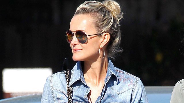 VOICI Laeticia et Jade Hallyday s’éclatent au concert d’un célèbre chanteur