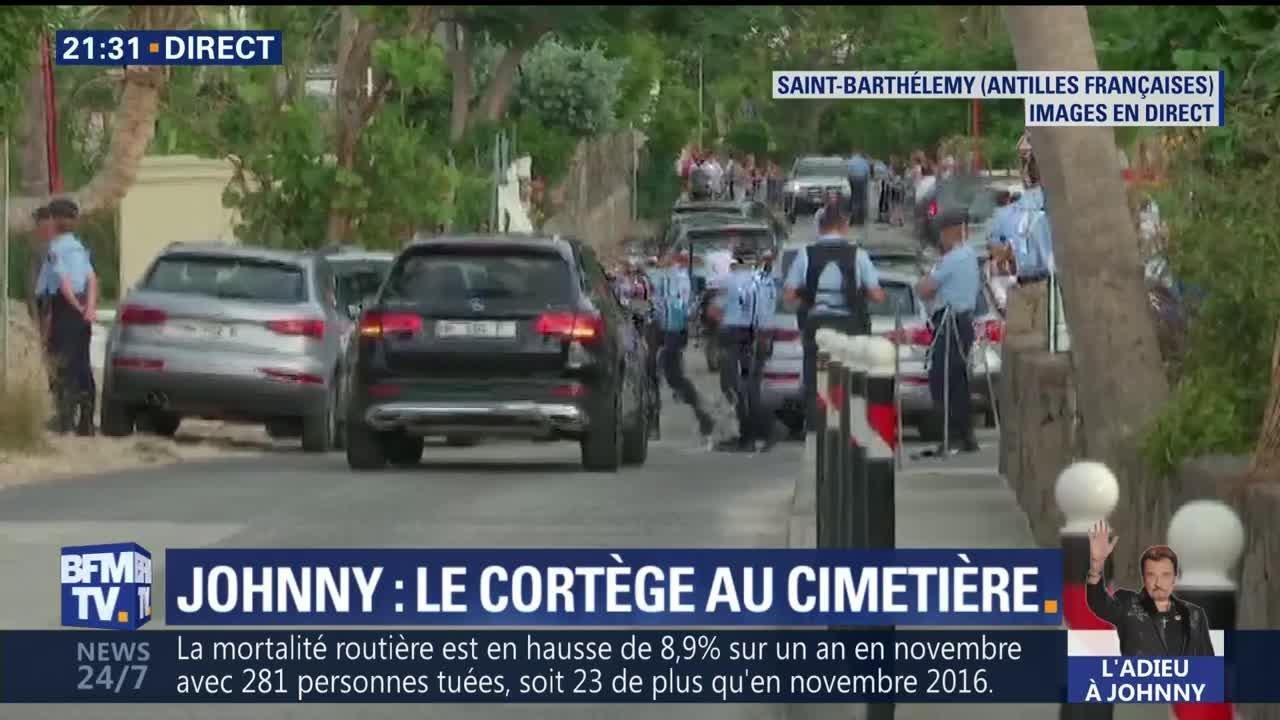 VOICI - Mort de Johnny Hallyday _ fleurs, bikers, fans… l’arrivée du cortège funéraire du chanteur au cimetière