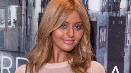 VOICI Zahia : topless, elle tente de camoufler son corps avec grande difficulté