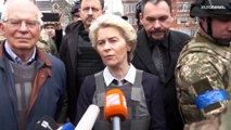 Ursula Von der Leyen e Josep Borrell davanti alle fosse comuni di Bucha