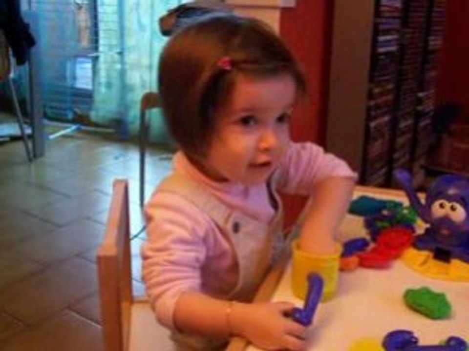 Maryon joue à  la pate à modeler