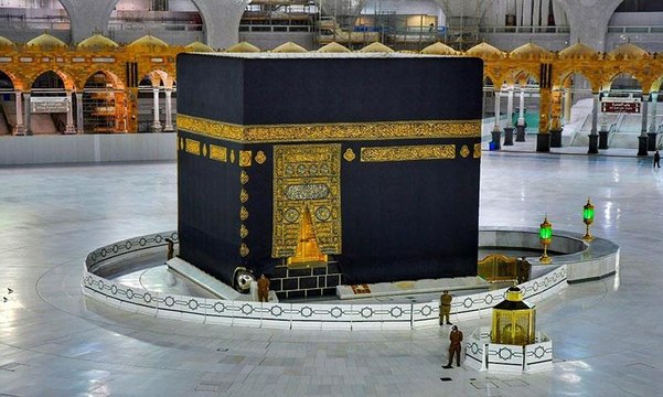 فيديو قيل إنه ليهود يطوفون حول الكعبة يثير جدلًا واسعًا في العالم الإسلامي