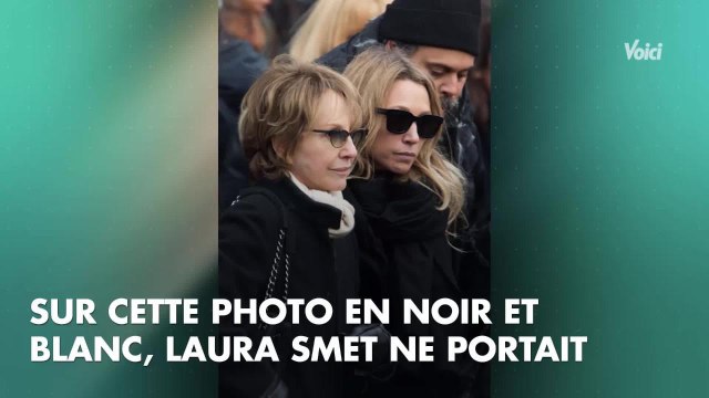 VOICI - PHOTO Laura Smet pose seins nus sous une salo­pette