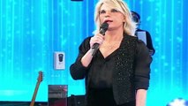 “Lo facciamo solo per lui”. Amici, entra Maria De Filippi e sono lacrime tutto lo studio in piedi