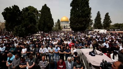 Скачать видео: الجمعة الأولى من رمضان في المسجد الأقصى.. آلاف الفلسطينيين اتجهوا للصلاة وقوات الاحتلال انتشرت بكثافة