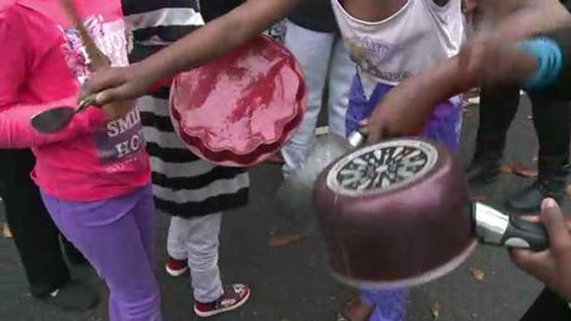 Rythmes scolaires: des parents bloquent une école d'Aubervilliers
