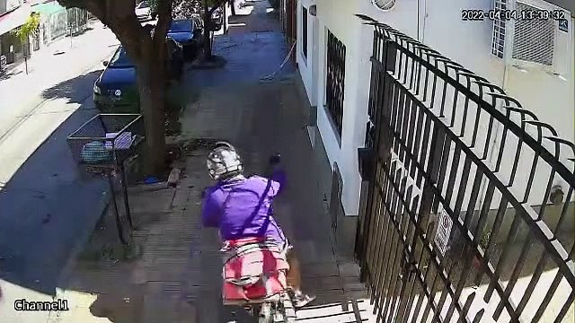 Intentó robarle a dos mellizas, pero lo molieron a golpes, se le cayó el DNI y fue detenido