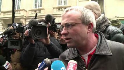 Une centaine de salariés de PSA manifestent près de l'Elysée