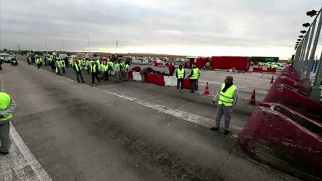 Opération péage gratuit par des salariés de PSA à Senlis