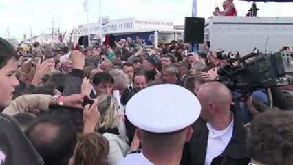 Bain de foule pour François Hollande aux Tonnerres de Brest 2012