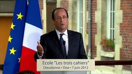François Hollande, en visite dans une école, parle "éducation"