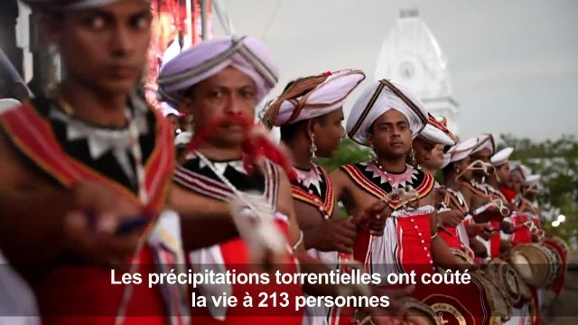 Des moines sri-lankais honorent les 213 victimes de la mousson